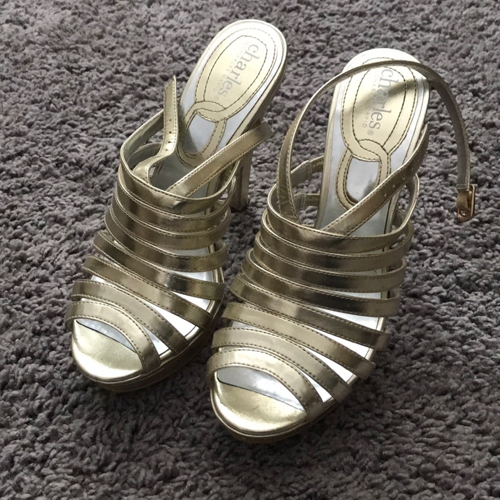 The perfect wedding show! Super cute gold heels